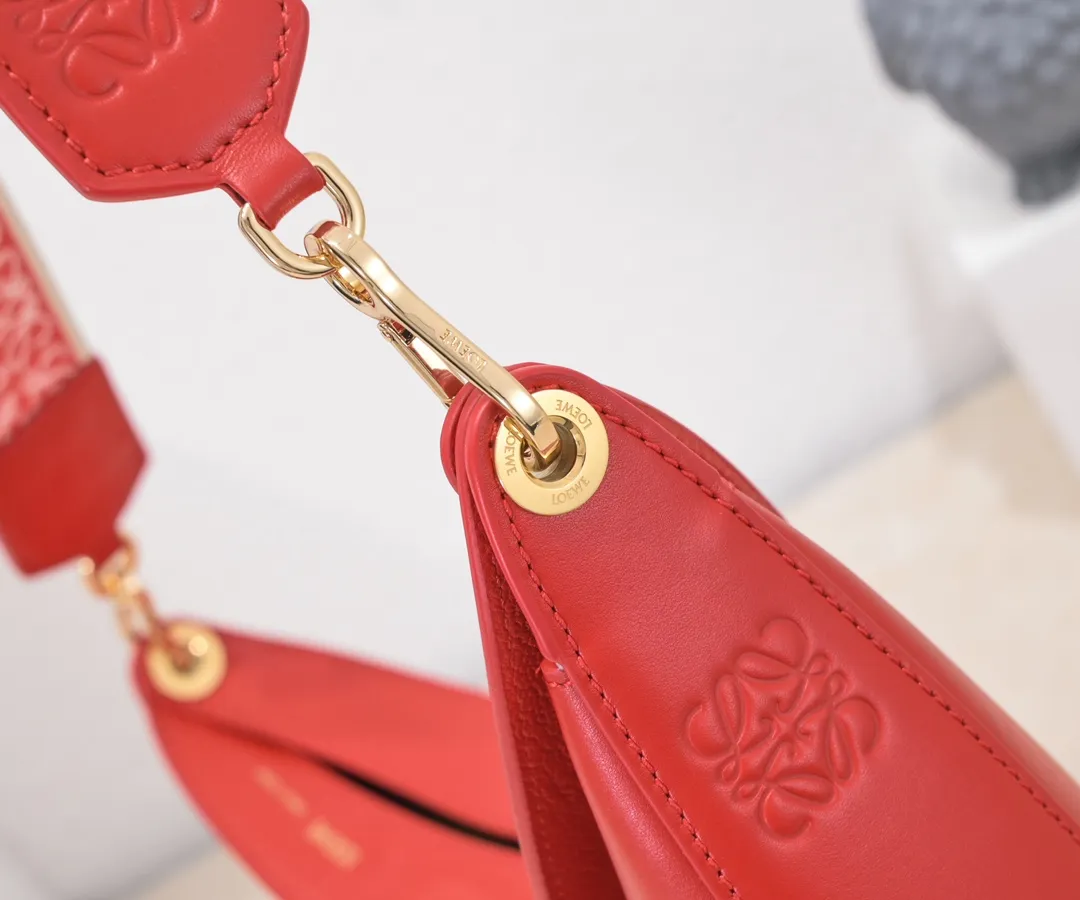 Red, top original order. The smooth crescent shape of the L Luna series moon bag not only elongates the proportions of the whole person without getting stuck on the upper body, but also feels particularly comfortable. The wide shoulder strap design does not press the shoulder buckle opening, making it easier to open and close. The internal capacity is also large, and sunglasses and folding umbrellas can be easily arranged with sliding hanging loops hidden on both sides. Shoulder straps or hanging accessories can be attached, making it convenient for various occasions. It is a bag that shows off its temperament and is highly used in daily life! Luo Yiwei size: 29*27*8cm: model: 8891#